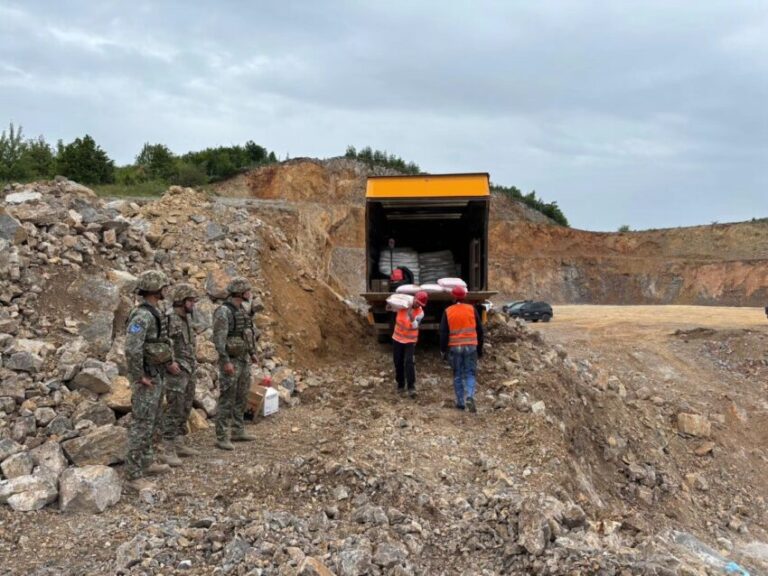 KFOR zhvillon inspektim sigurie gjatë operacionit shpërthyes pranë Kaçanikut