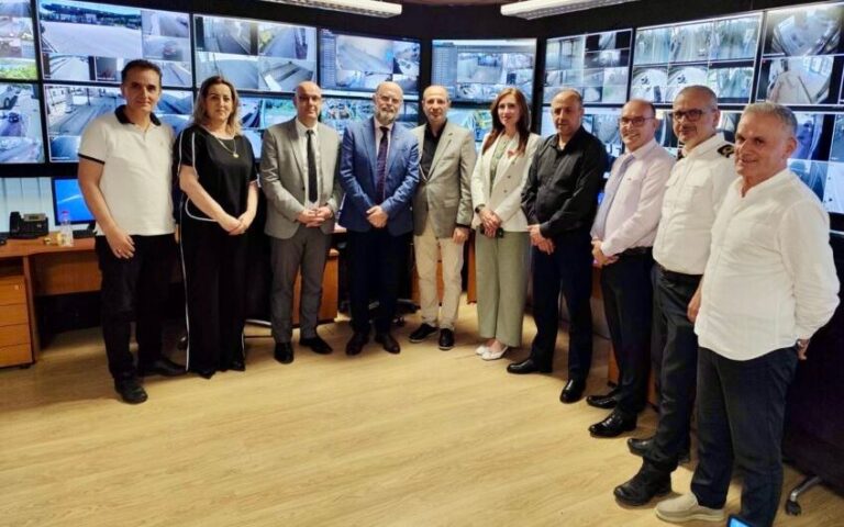 Ambasadori i Shqipërisë viziton QKMK-në, vlerësohet bashkëpunimi ndërkufitar