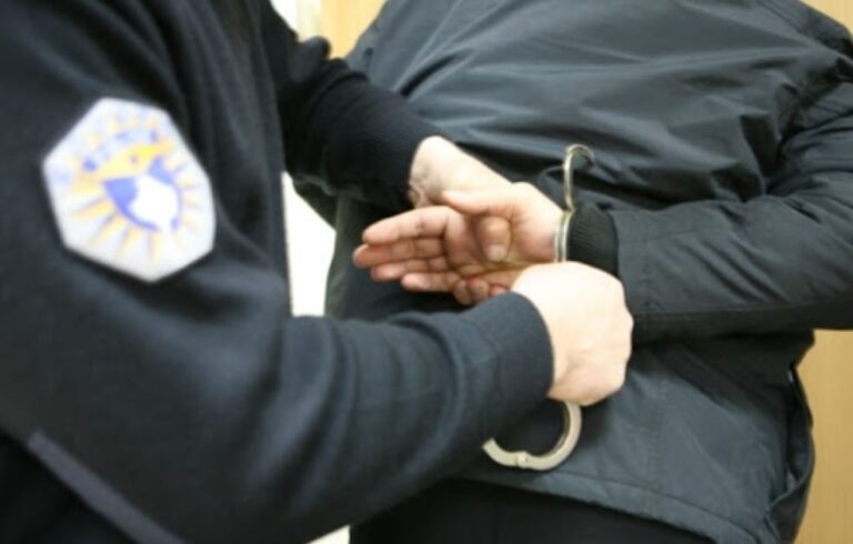 Arrestohet një burrë pas dhunës ndaj vajzës, i gjendet armë në shtëpi