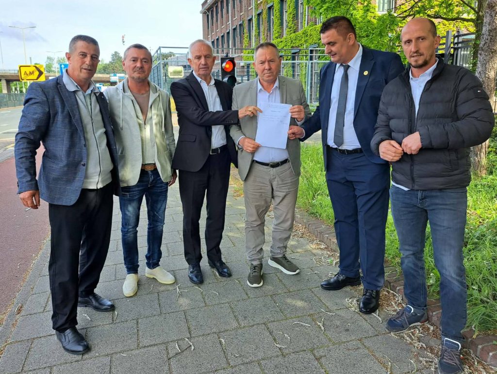 Dorëzohen 200 mijë nënshkrime në Hagë, kërkohet drejtësi për ish-krerët e UÇK-së