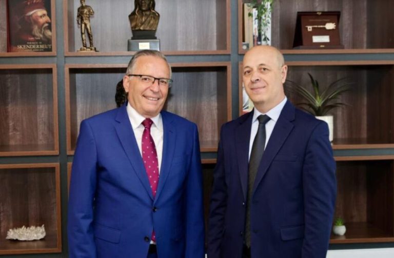 Bedri Hamza prezanton Miftar Kurtin në listën e PDK-së