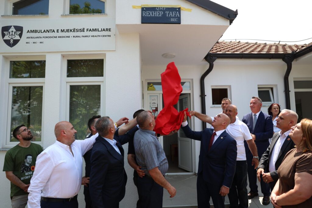 Zbulohet pllaka përkujtimore e Dr. Rexhep Tafës në Bec, nderohet sakrifica e tij për liri