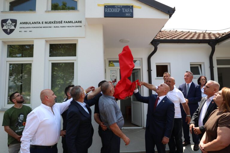 Zbulohet pllaka përkujtimore e Dr. Rexhep Tafës në Bec, nderohet sakrifica e tij për liri
