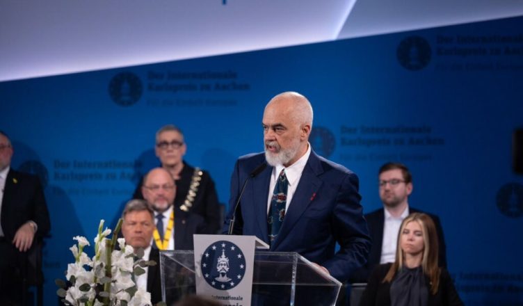 Rama merr pjesë në ceremoninë e Çmimit të Karlit të Madh në Gjermani