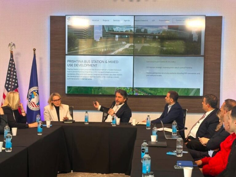 Komuna e Prishtinës dhe Oda Amerikane diskutojnë financimin e projekteve strategjike