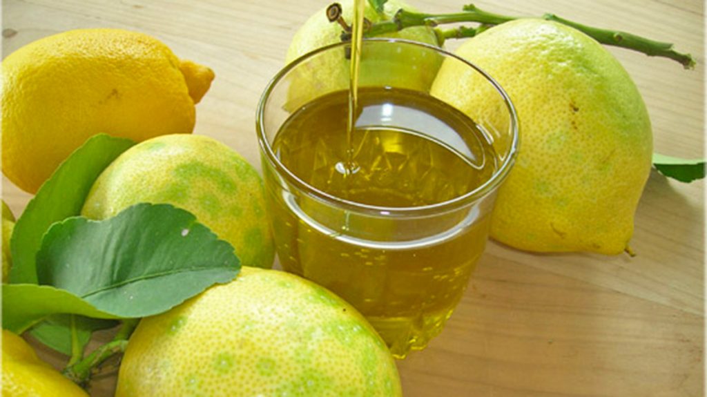 🍋 Vaj ulliri me limon në mëngjes: çfarë përfitimesh mund të ketë?