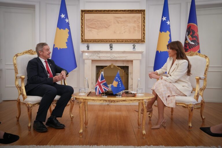 Haxhiu priti ambasadorin britanik në Kosovë