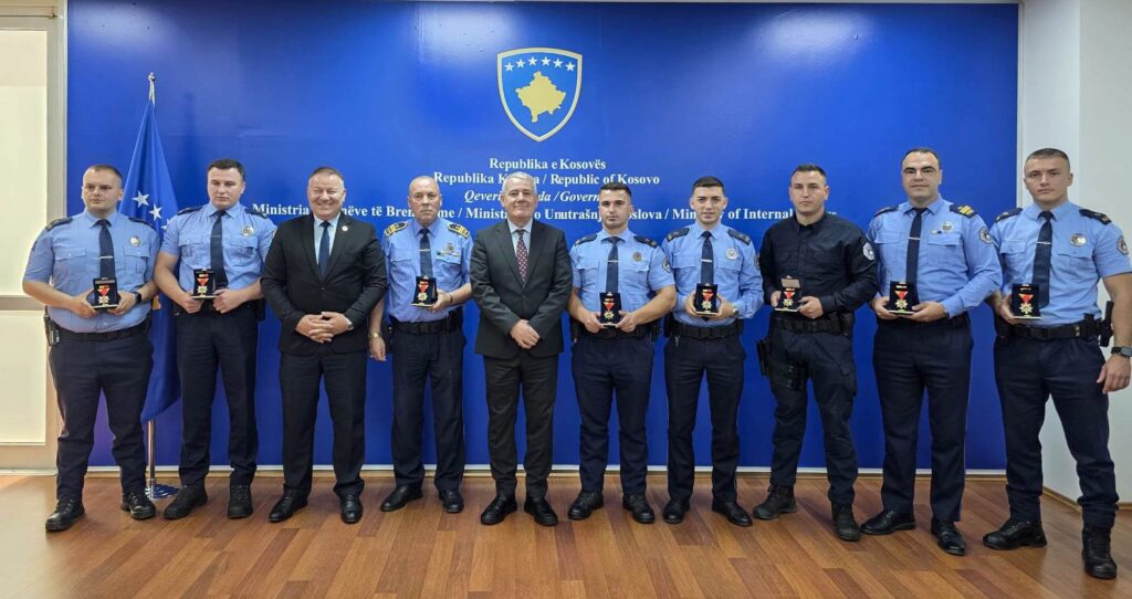 Tetë policë nderohen me Medalje për Shpëtim Jete