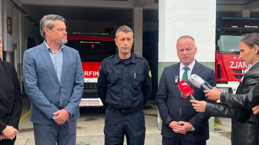 IPKO dhuron 20 mijë euro për përmirësimin e kushteve të zjarrfikësve në Prishtinë