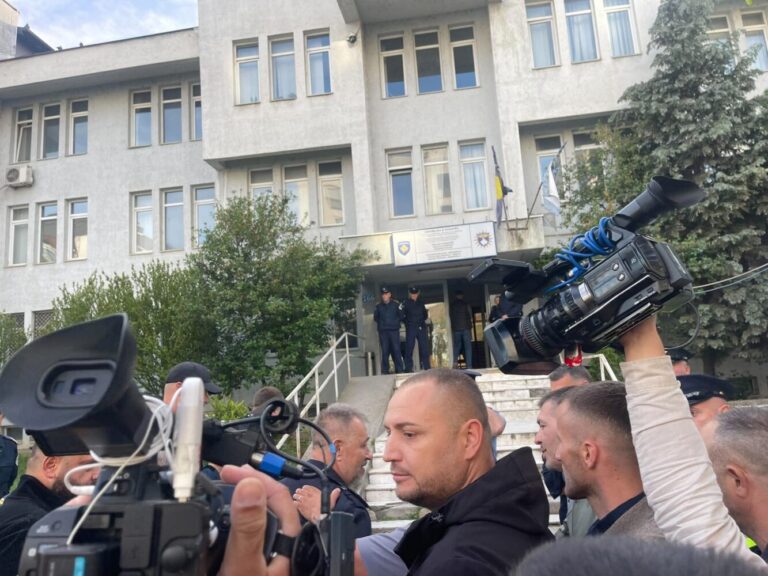 Lushtaku paraqitet në Polici për intervistim, pritet të merret në pyetje