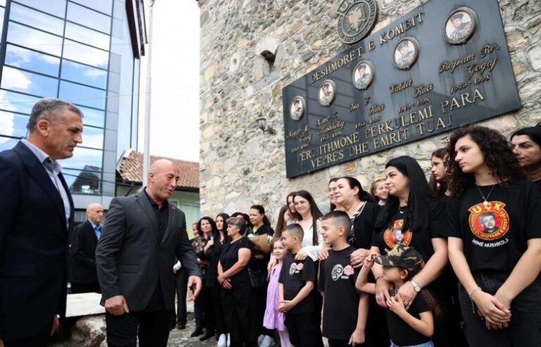 Haradinaj përkujton dëshmorët dhe martirët e Deçanit