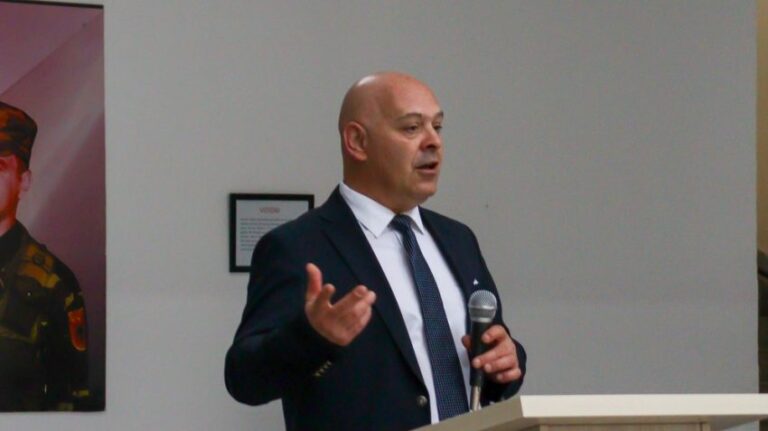 Gjini shkarkon drejtorin e shkollës në Gjakovë pas rastit të raportuar