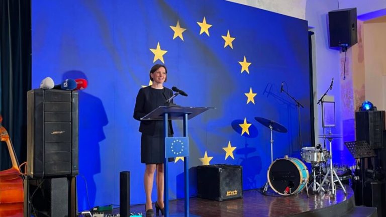 Palatova: Kosova duhet t’i bindë 27 shtetet për statusin e kandidatit në BE