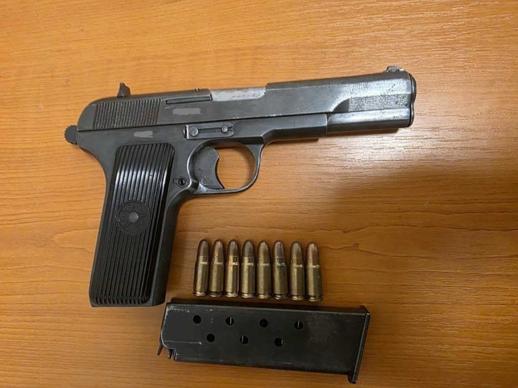 Policia në Prizren ndalon të riun me armë dhe thikë