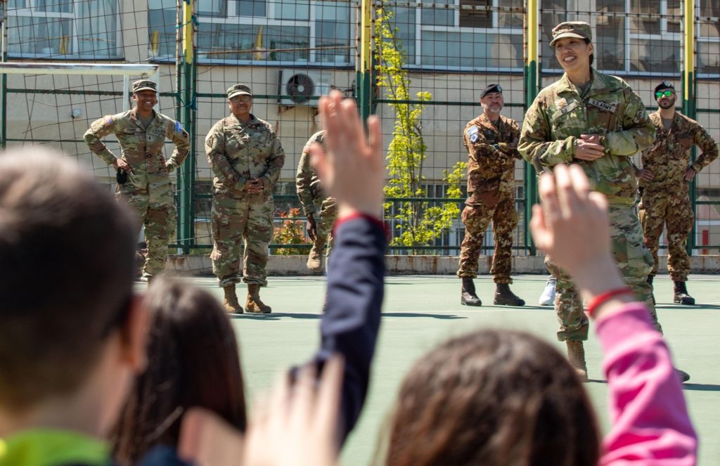 KFOR zhvillon aktivitete edukative dhe mjekësore në shkollën “Ismail Qemali” në Prishtinë