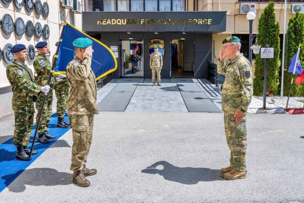 Komandanti i KFOR-it pret shefin e ushtrisë austriake në Kampin “Film City”