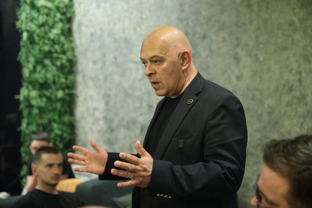 Ardian Gjini takon të rinjtë dhe viziton një fermë në Istog