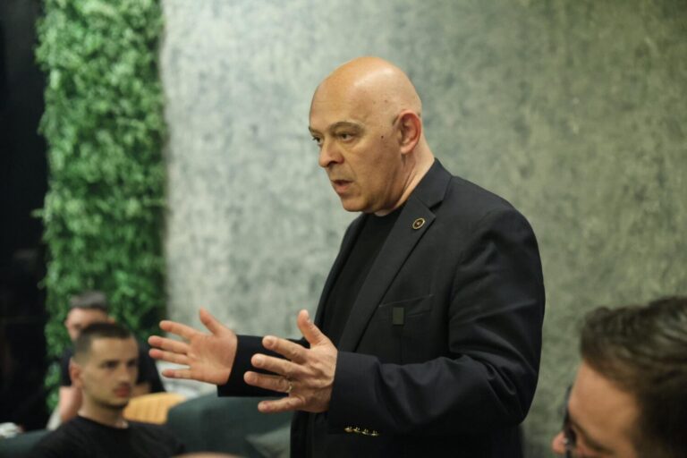 Ardian Gjini takon të rinjtë dhe viziton një fermë në Istog
