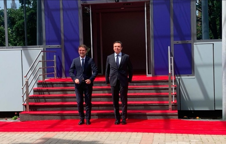 Hoxha vazhdon takimet zyrtare në Kosovë