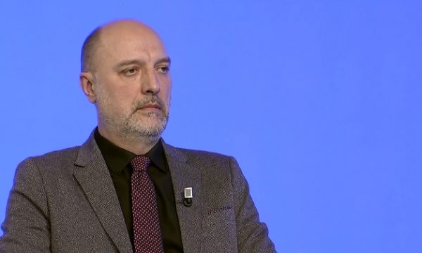 Ymeri: “Kur qytetarët nuk shohin të ardhme, 100 euro duken zgjidhja më e mirë për momentin”