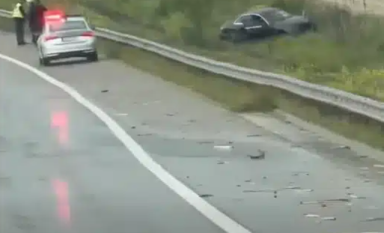 Aksident në autostradën “Ibrahim Rugova”, veturë del nga rruga