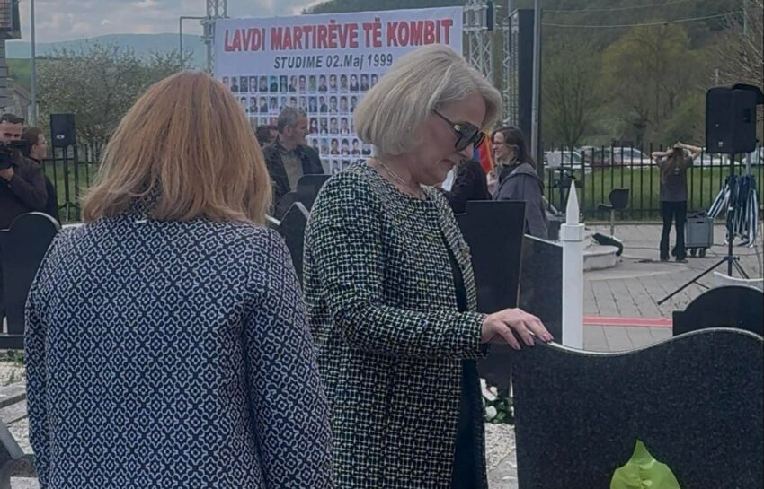 Lumnije Thaçi bën homazhe për vëllanë e vrarë në masakrën e Studimes