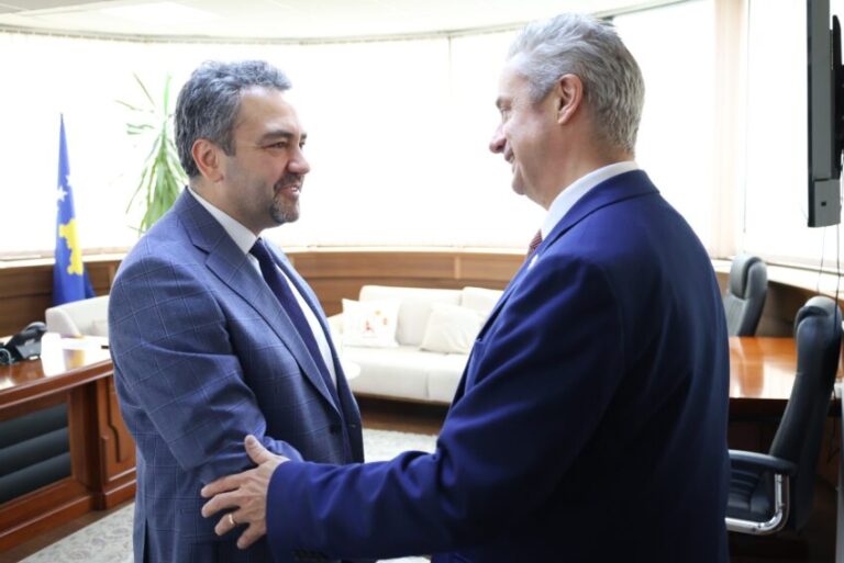 Ambasadori britanik takon Radoniqin, ofron mbështetje për zgjedhjet e 7 qershorit