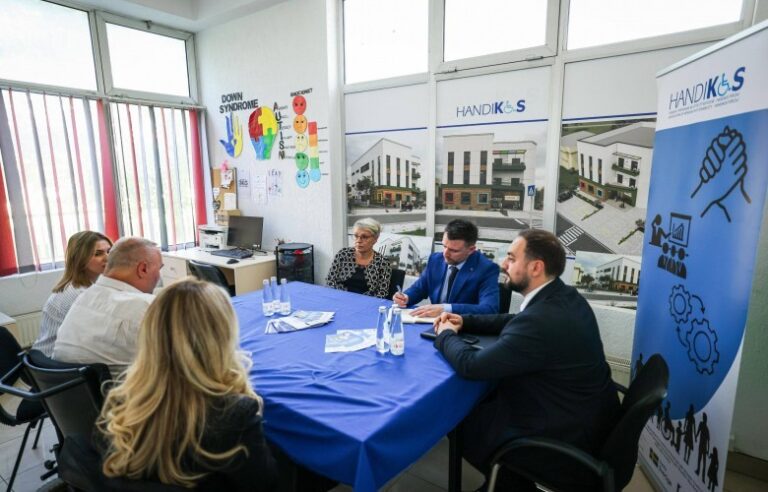 Gërvalla viziton Handikos në Ferizaj, premton mbështetje institucionale