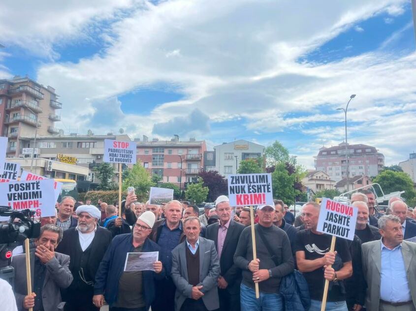 Protestë në Prishtinë kundër ndalimit të shërbimeve ndërtimore në Rugovë
