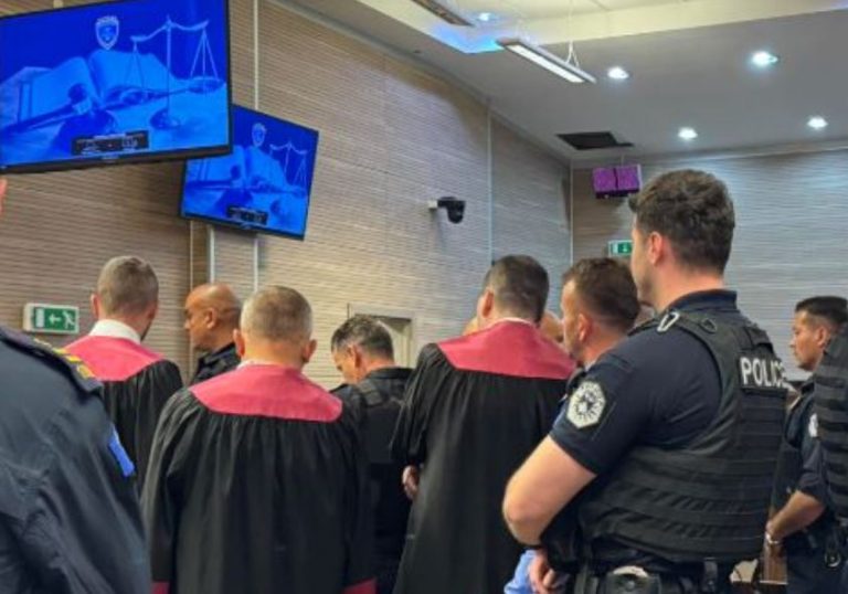 Seanca në rastin “Capat” dhe “Sekiraqa” vazhdon me 7 të akuzuarit, gjykimi edhe në mungesë
