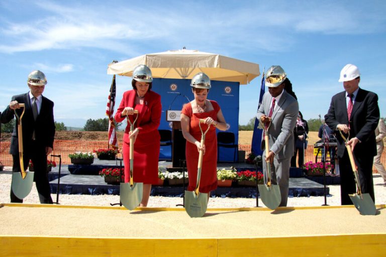 Ambasada amerikane kujton ndërtimin e kompleksit në Prishtinë