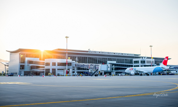 Aeroporti i Prishtinës mbyll përkohësisht hyrje/daljet e reja