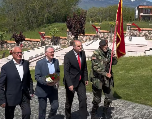 Hoxhaj nderon Ismail dhe Luan Haradinajn në Gllogjan