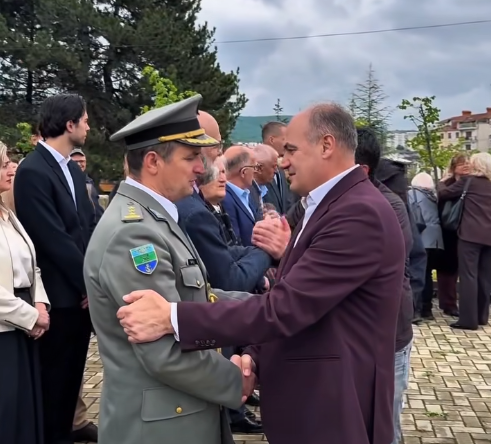 Hoxhaj bën homazhe për Ilir Konushevcin dhe Hazir Malajn