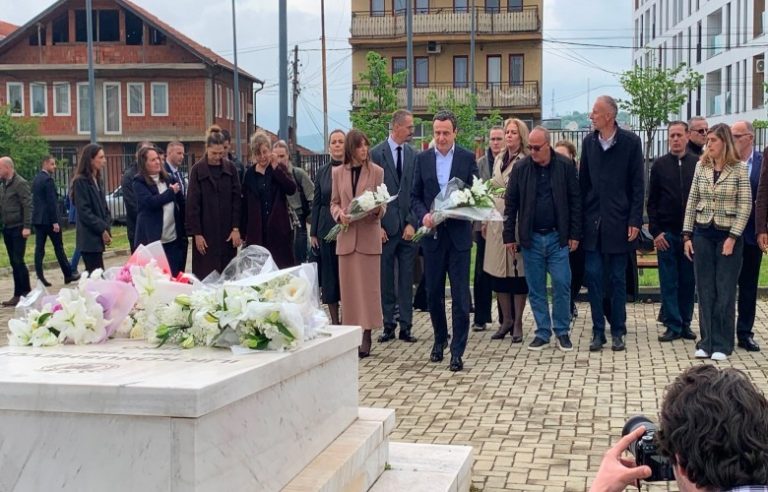 Kurti dhe Haxhiu bëjnë homazhe për Ilir Konushevcin dhe Hazir Malajn
