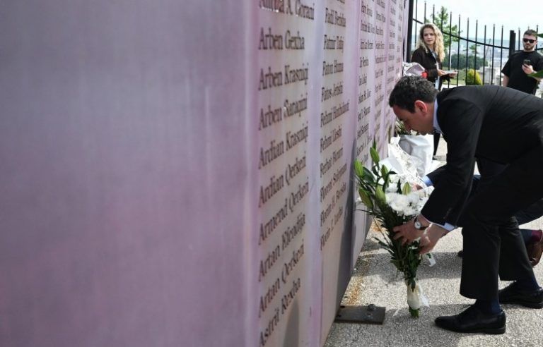 Kurti homazhe në Gjakovë: “Sakrifica e martirëve dëshmi e lirisë së Kosovës”