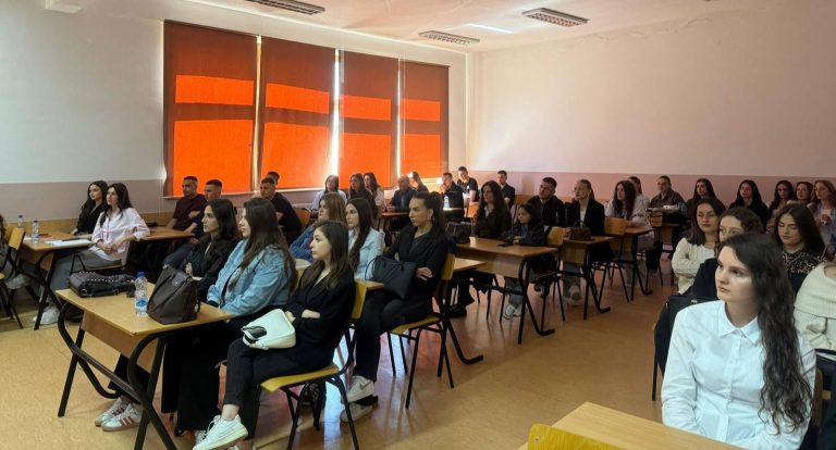 Policia ligjëron para studentëve në Prizren