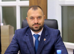 Vdes në aksident drejtori i Bujqësisë në Deçan