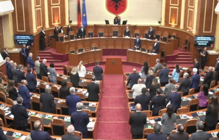 Kuvendi i Shqipërisë nderon viktimat e aksidentit në Durrës