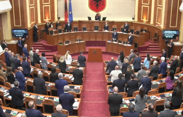 Kuvendi i Shqipërisë nderon viktimat e aksidentit në Durrës