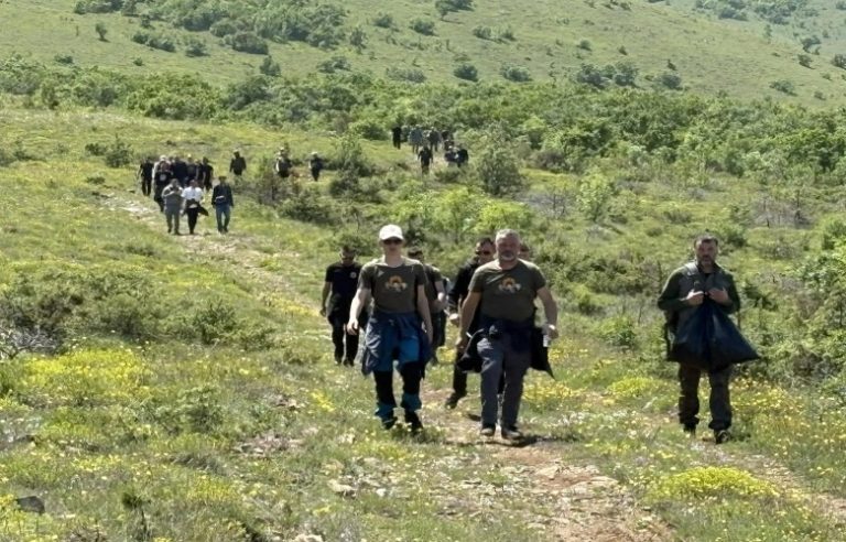 Veteranët e UÇK-së ecin “Shtigjeve të Lirisë”, nderojnë Ilir Konushevcin