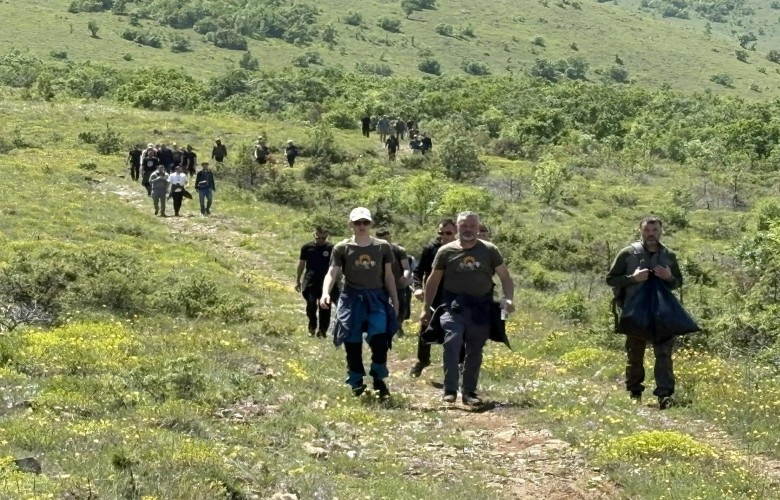 Veteranët e UÇK-së ecin “Shtigjeve të Lirisë”, nderojnë Ilir Konushevcin
