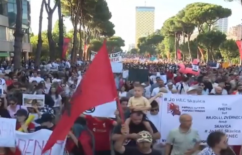Protesta në Zvërnec hyn në ditën e pestë, qytetarët zhvendosen para Kryeministrisë
