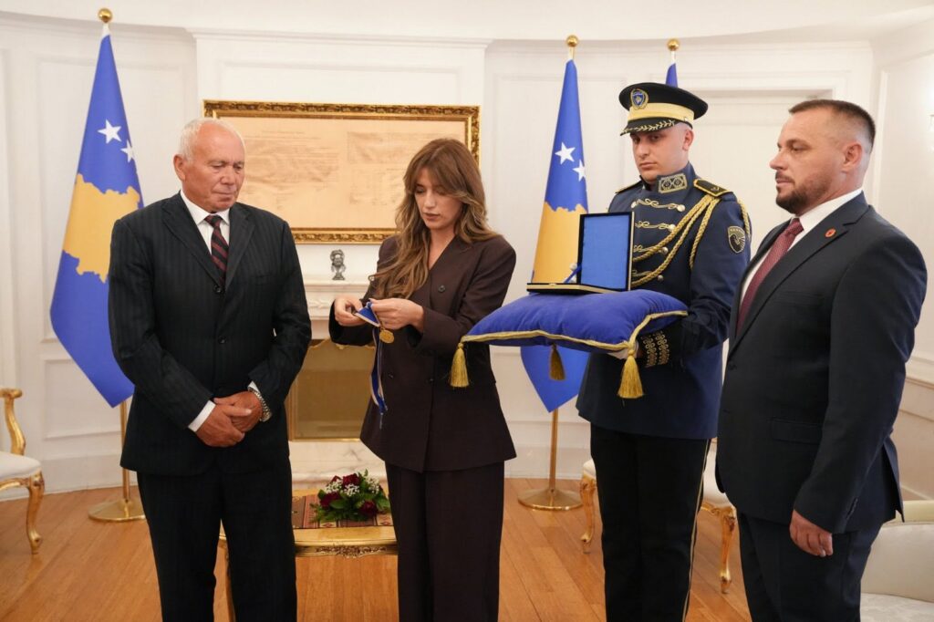 Haxhiu dekoron Adem Shehin me “Urdhrin e Lirisë”