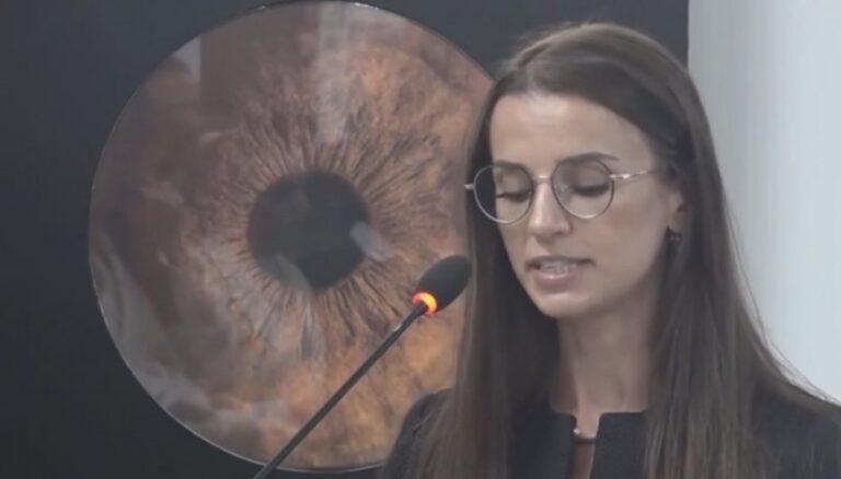 Ekspozita “Sy me Sy” sjell rrëfimet e të mbijetuarve të dhunës seksuale gjatë luftës