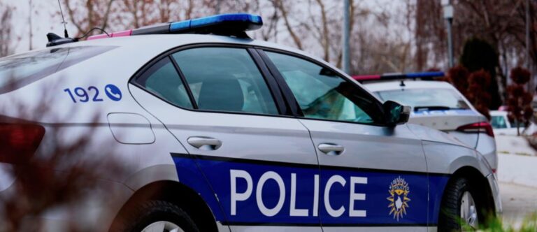 Dy persona shoqërohen nga Policia në Mitrovicë të Veriut për vandalizëm
