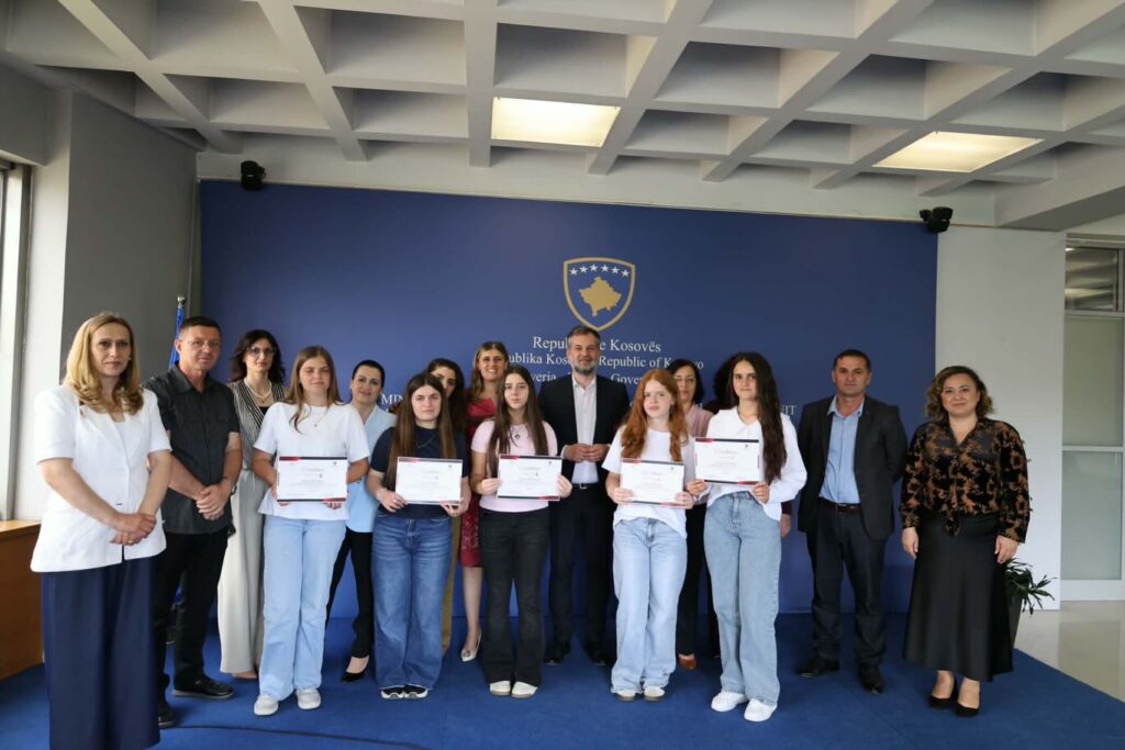 Çeku dhe Bogujevci presin finalistët e Olimpiadës Kosovë–Shqipëri për Gjuhën Shqipe