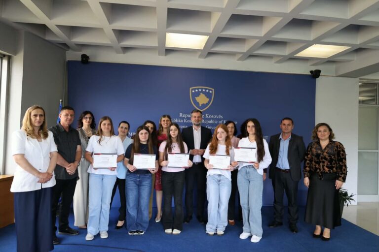 Çeku dhe Bogujevci presin finalistët e Olimpiadës Kosovë–Shqipëri për Gjuhën Shqipe