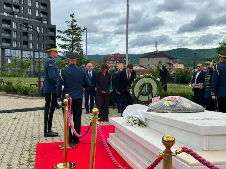 Kurti dhe Haxhiu bëjnë homazhe te varri i Rugovës në 27-vjetorin e çlirimit