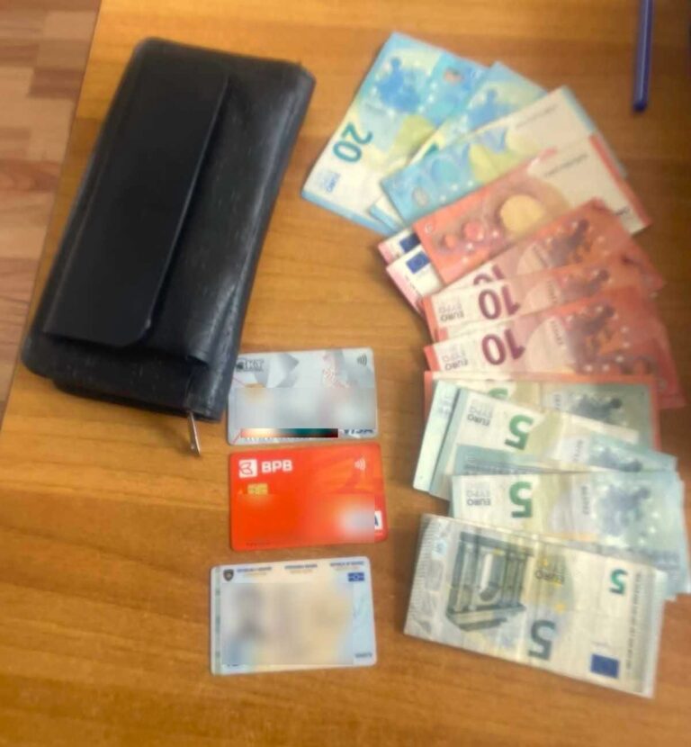 Dorëzohet në polici portofoli me dokumente dhe para të gjetura